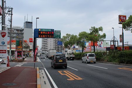 「仁保」交差点通過後300ｍほどでバイクショップとガソリンスタンドが見えてきますので、左折します